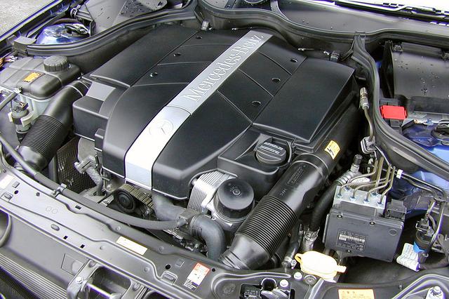画像: V6エンジンはほとんどカバーしか見えない。240の2.6Lと外観上はほとんど変わらない3.2Lは、滑らかでトルクフルだ。
