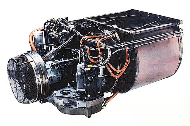 画像: 前部のガスタービン主機は、かなり小型軽量。左が前で、吸気系タービン・燃焼ブロックとメインタービン。茶色い大きな筒が高圧排気ガスの熱交換機になっている。吸気/圧縮/燃焼/排気がブロック毎に分割される。