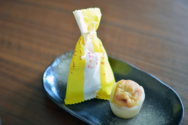 画像: 「川越菓匠 くらづくり本舗」の人気のお菓子、「べにあかくん」(1個180円)。