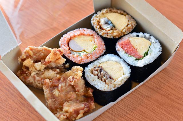 画像: 「おにぎり・玉子焼き にぎり玉」の人気ロール4種をセットにした「三芳ロールパック」(600円)。