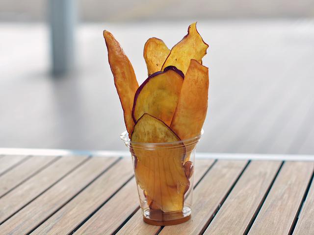 画像: 「芋や 富かわ」の人気メニューとなる「さつまいもチップス」(380円)。