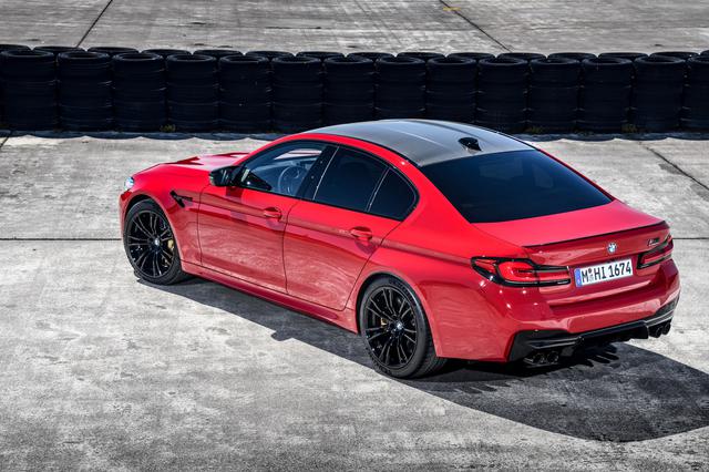 画像: フェイスリフトされて登場したM5コンペティション。M5よりもさらによりアグレッシブなスポーツ走行を想定。