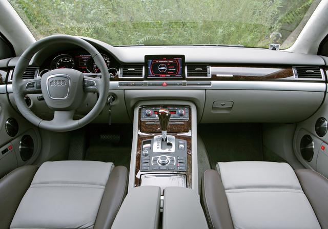 画像: アシスタンスシステムなどドライバーの運転を支援する装備が充実した新しいA8。シートにはクライメイトコントロールとマッサージ機能が内蔵され(フロントとリアとも)、フラッグシップに相応しく快適性も向上している。