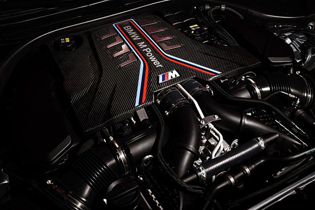 画像: M5コンペティションに搭載される4.4L V8ツインターボエンジン。最高出力はM5の600psに対して625psまで高められる。