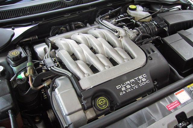 画像: F1などモータースポーツ界の名門、コスワース社と共同開発されたオールアルミ製の2.5L V6「デュラテック」エンジン。