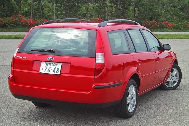 画像: ワゴンにも2.5LのV6モデルは設定され、セダンの15万円高。真っ赤なボディカラーはワゴンのみの設定となる。