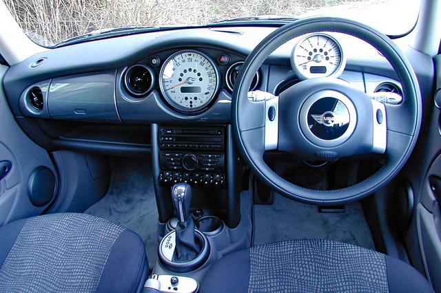 画像: センターダッシュに大型のスピードメーターを備えるMINI独特のインパネまわりは、ONE/クーパーとも基本的に共通。