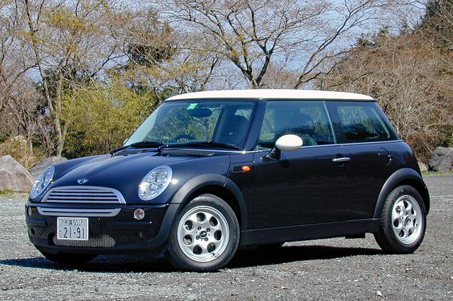 画像: 今回の試乗車には装着されていなかったが、オプションのボンネットデカールを装着すればクラシックMINIのイメージが強まる。