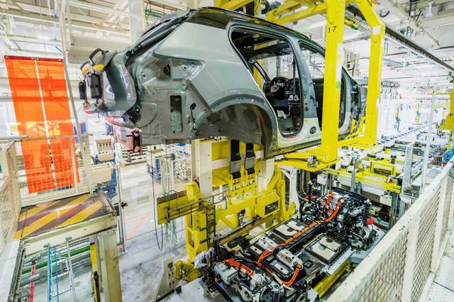 画像: ベルギーにあるゲント工場での生産の始まったボルボ初のEV「XC40リチャージ」。ゲント工場と同様のバッテリー組み立てラインが、米国サウスカロライナ州にも建設される予定だという。