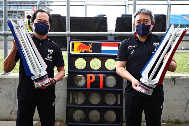 画像: 2020年F1第5戦70周年記念GPではレッドブル・ホンダのマックス・フェルスタッペンが優勝。田辺豊治F1テクニカルディレクター(左)と山本雅史F1マネージングディレクター。