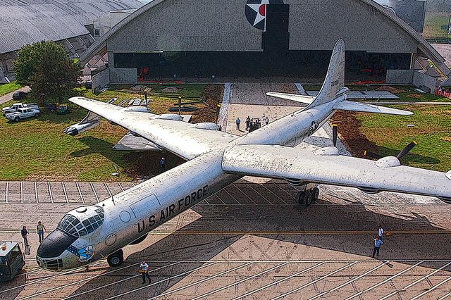 画像: 量産機数では最多の(385機)、超大型爆撃機コンベア B-36ピースメーカー。先代B-29の3倍近い巨大機であり、すでにジェット戦闘機の時代だけに6基のR-4360-51でもパワー不足で、翼端にジェットエンジン4基を併載した。
