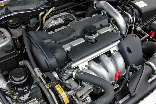画像: ツインスクロールのハイプレッシャーターボを装着した2Lの直4 DOHC。ターボが効き出してからの加速感は、かなりのもの。