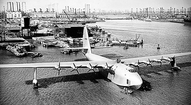 画像: プロペラ機だけでなく、現代でも史上最大級の航空機として有名なヒューズ H-4ハーキュリーズ。全幅97.5m、全長66.7mという数値は、巨大旅客機のエアバス A380に匹敵し、全幅は18mも大きい。これもワスプメジャー8基ではパワー不足だった。