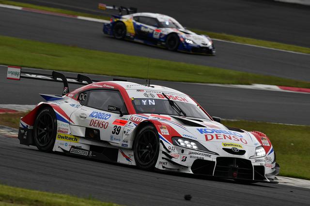 画像: 39号車と37号車、2台のスープラが1-2フォーメイション。その後2番手は14号車となるがこちらもスープラ。