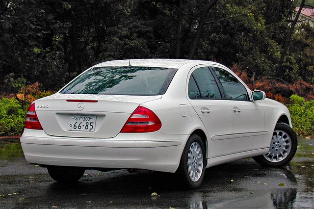 画像: リアコンビランプはCクラスなど最新のメルセデス車と同様の三角形を採用したため、リアビューは先代から雰囲気が変わった。