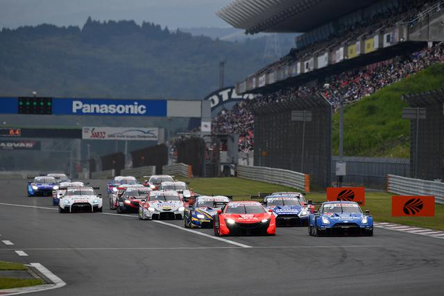 画像: スタート後にCALSONIC IMPUL GT-Rと競り合うARTA NSX-GTだが1コーナーはトップでクリア。