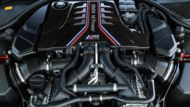 画像: 搭載の4.4L V8DOHCツインターボエンジン。最高出力925ps、最大トルク750Nmを発生。