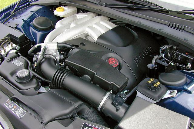 画像: 中核モデルとなる3.0LのV6エンジン。最高出力の243psと最大トルクの30.6kgmは、従来型と変わらない。