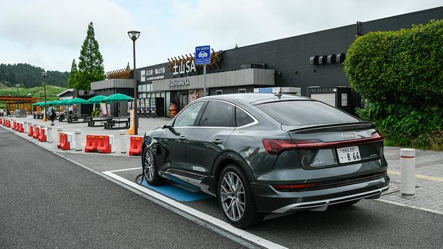 画像: 新名神高速道路の土山サービスエリア(上り線)で急速充電を行う。急速充電器は1回で最長30分までの使用が可能。