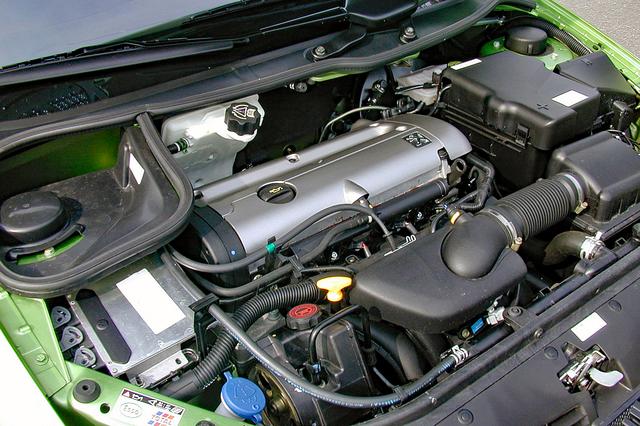 画像: 206から406にまで採用されている2Lの直4 DOHC。メーカー公表の最高速は204km/h、0→100km/h加速は9.4秒。
