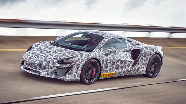 画像: シャシーは「マクラーレン・カーボン・ライトウエイト・アーキテクチャー(MCLA)」を採用。