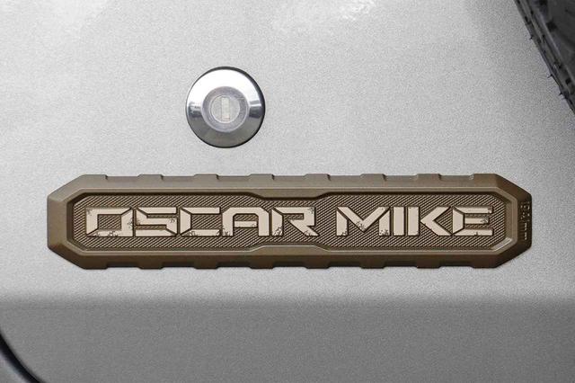 画像: 「移動中」を意味するOSCAR MIKEのエンブレムをラングラー アンリミテッド フリーダムエディションに採用。