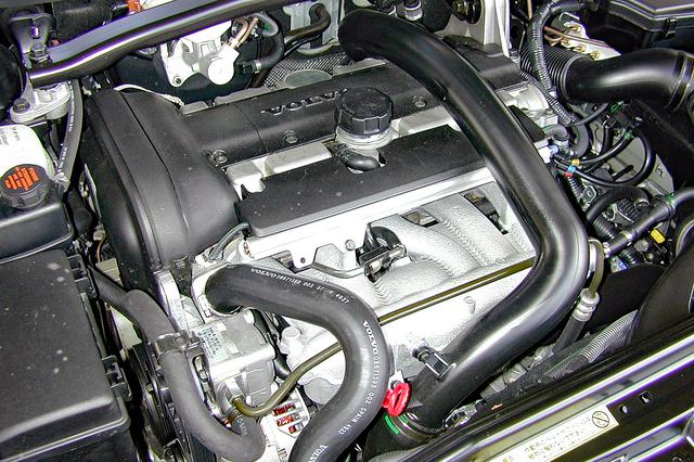 画像: 最高出力は250ps、最大トルクは33.7kgmとV70シリーズ最強を謳うインタークーラー付きハイプレッシャーターボエンジン。