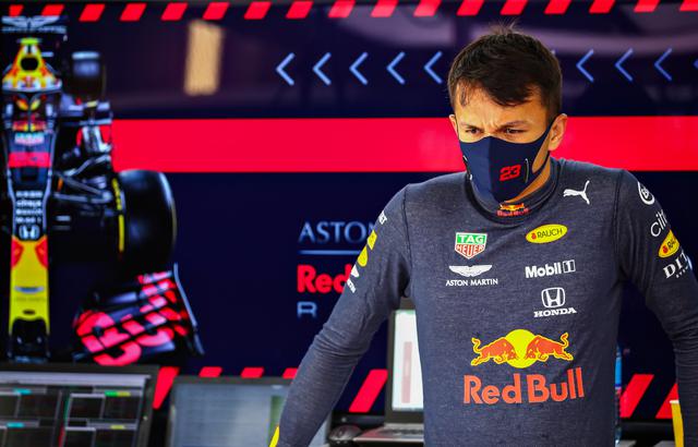 画像: トスカーナGPで表彰台に上がったアレクサンダー・アルボン(レッドブル・ホンダ)。ロシアではギアボックス交換のため15番手スタートとなったが、10位にくい込んだ。