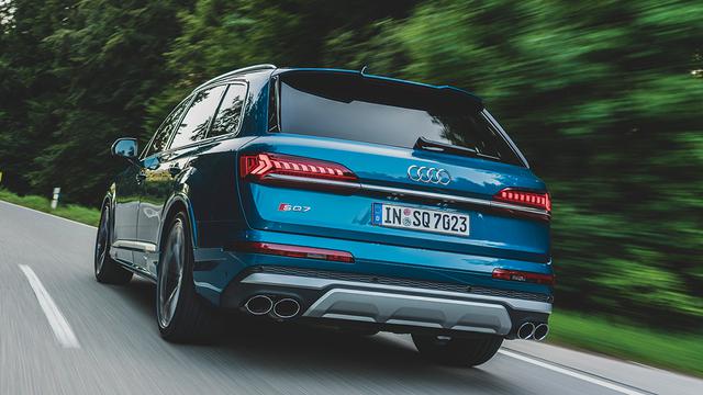 画像: 車両重量2200kgの巨体を物ともせず0→100km/hを4.1秒で走り切るSQ7。車両重量2270kgのSQ8(タイトルバック写真)も同様だ。