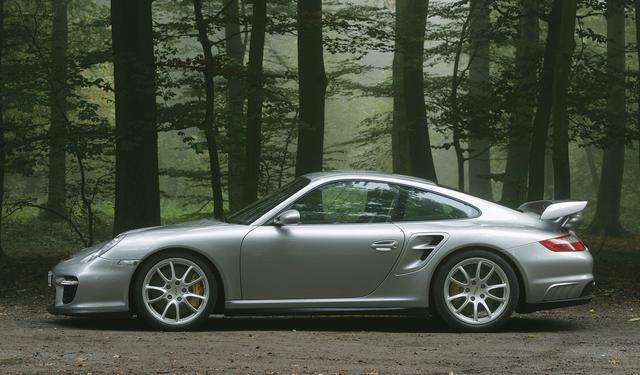 画像: 911ターボよりも車両重量を145kg軽量化することに成功しパワーウエイトレシオは2.72kg/psとなる。車高は911カレラよりも25mm低くされている。