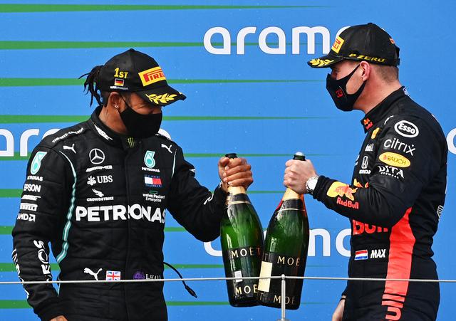 画像: 優勝したルイス・ハミルトンと2位のマックス・フェルスタッペン。この2人がほかを大きく引き離してフィニッシュしている。