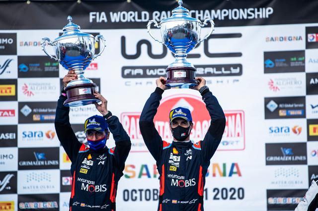 画像: 最後まで崩れることなく優勝したダニ・ソルド(右)/カルロス・デル・バリオ。2位のヌーヴィルとの差はわずか5.1秒だった。