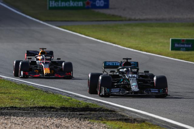 画像: 優勝したルイス・ハミルトンと2位のマックス・フェルスタッペン。レース終盤のファステストラップを巡る攻防は見応えがあった。