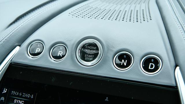 画像: エンジンスタート/ストップスイッチを囲むように左にPとR、右にNとDを配置。
