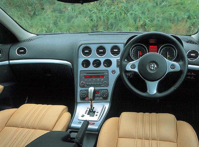 画像: アルファ159スポーツワゴン3.2JTS Q4 Qトロニックディスティンクティブのインテリア。スポーティなルックス、官能的なエンジンフィールによく似合っている。