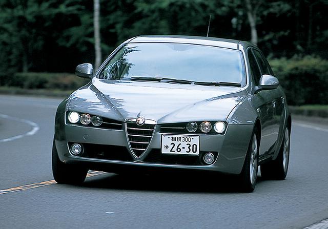 画像: アルファ159スポーツワゴン3.2JTS Q4 Qトロニックディスティンクティブ。今回取材した車両の中ではボディは小振りだが、個性の強さと存在感はアッパーミドルワゴンの資格あり。