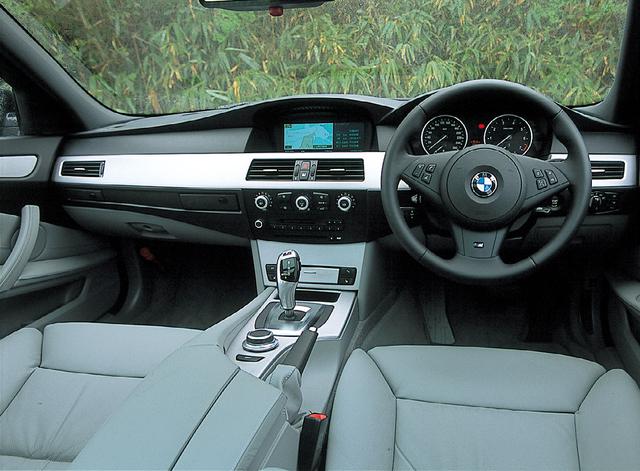 画像: BMW550iツーリングのインテリア。ゆったりとした広さや重厚さとともにスポーティさを感じさせる。