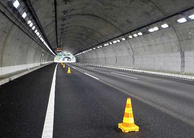 画像: 3車線化が完成したトンネル部