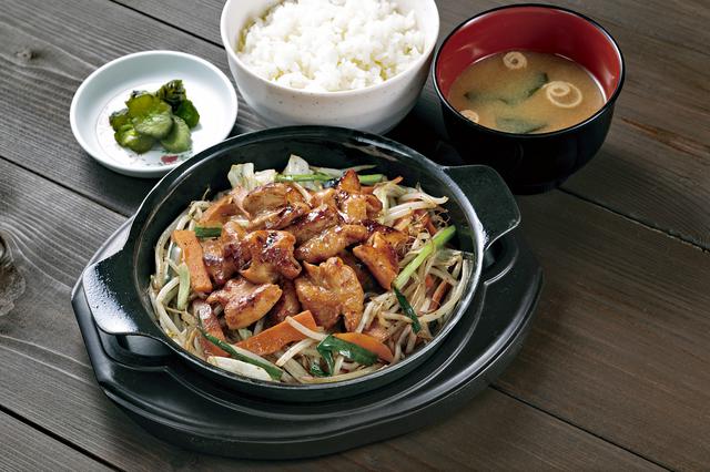 画像: 厚木のご当地グルメをいただける「あつぎ食堂」の「シロホルモン焼き定食」(1280円)。数量限定品となる。