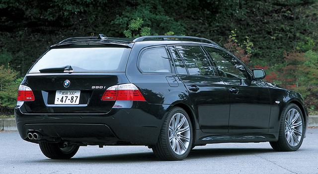 画像: BMW550iツーリング。空力性能やスタイルも重視したデザインだが後方への絞り込みは意外に小さく、ラゲッジルームを圧迫していない。