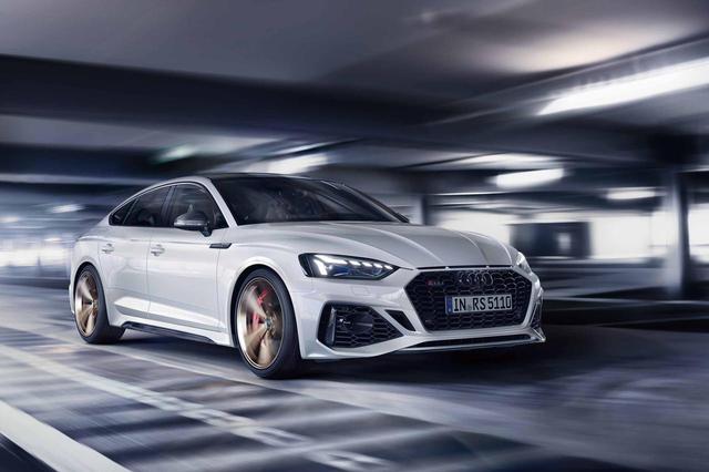 画像: 一部改良を受けたアウディ RS5。クーペだけでなく写真の4ドアクーペ「スポーツバック」にも適用される。