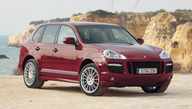 画像: 2007年のフランクフルトモーターショーでお披露目されたカイエンGTS。GTS専用のボディカラーとして写真のGTSレッドとノルディックゴールドが設定される。ブラックアウト化されたサイドウインドウまわりも特徴。
