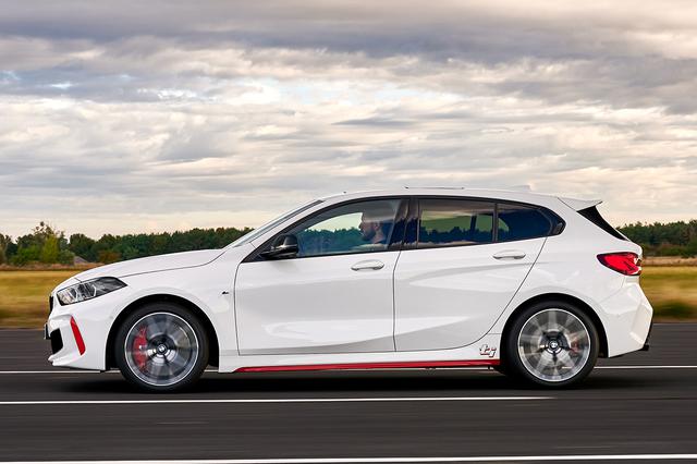 画像: 新型BMW 128tiの外観はBMW 118tiと大きく変わらないが、随所の赤いアクセントが特徴的だ。