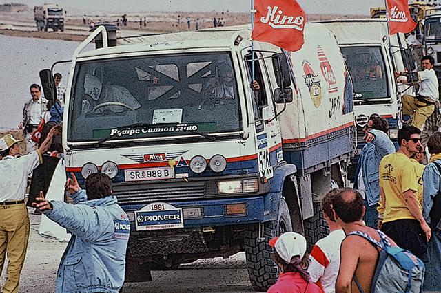 画像: 1991年、パリ〜トリポリ〜ダカールに初参加。ラリーのノウハウなど皆無な中、4台中3台の完走を果たした。ベースはレンジャーの四駆(消防車用)FT3Hに幌ボディを架装し「リトルモンスター」と呼ばれた。