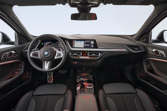 画像: 新型BMW 128tiの内装はブラック基調。赤いスティッチがレーシーな気分を盛り上げてくれる。
