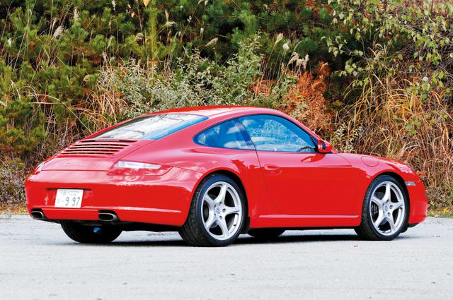 画像: 試乗した911カレラはシートヒーター、19インチのカレラクラシックホイール、本革巻き3本スポークステアリングホイール、スポーツクロノパッケージ、スポーツシャシ+LSD、レザースポーツシートが装備された豪華仕様だった。
