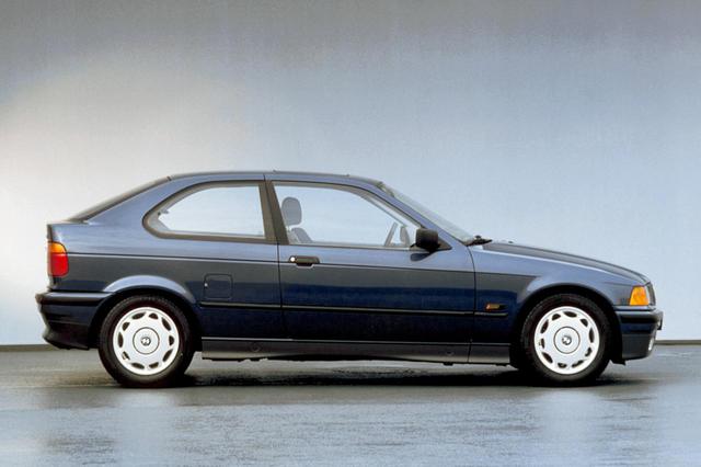 画像: 1994年に日本市場でも発売された3シリーズコンパクトの「318ti」。全長はセダンより23cmほど短かった。