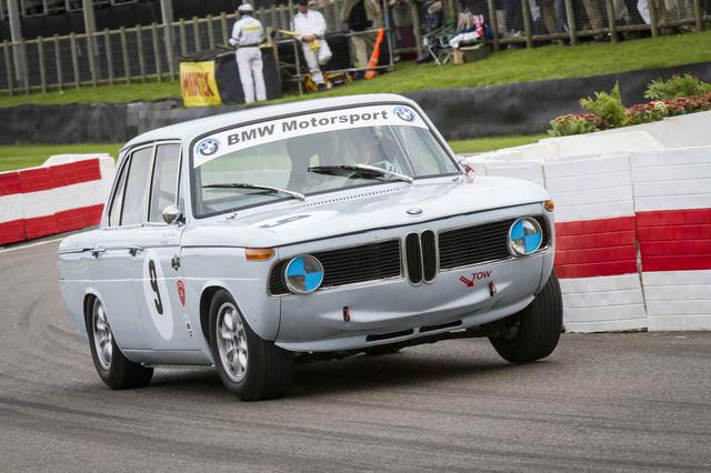 画像: 1960年代にレースでも活躍したBMW 1800ti。「ti」は「Touring International(ツーリング インターナショナル)」の頭文字からとられたという。