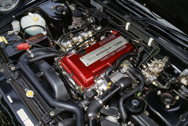 画像: シルビアの縦置きされたSR20DET型205psユニット。ブルーバード系の横置きとスペックに変更はないが吸排気の取り回しに自由度が生まれた。
