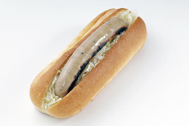 画像: テイクアウトの「Goody Roasters」で販売される「とん漬けドッグ」(480円)。厚木名物のとん漬けのソーセージを使う。